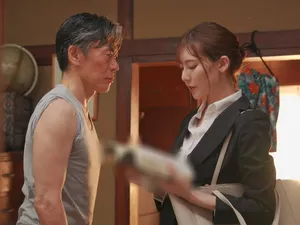 Má buồn rầu vì cậu con trai nghiện tình dục nhưng tình cờ người phụ nữ hàng xóm cũng vậy