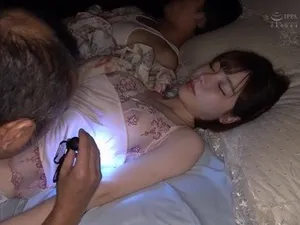 "đi ngoài" bên cạnh em gái đang mãi mê chơi game thực tế ảo