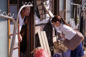 Chuyển nhà về quê sinh sống, Người chồng không biết bị vợ yêu địt trộm với mấy gã công nhân