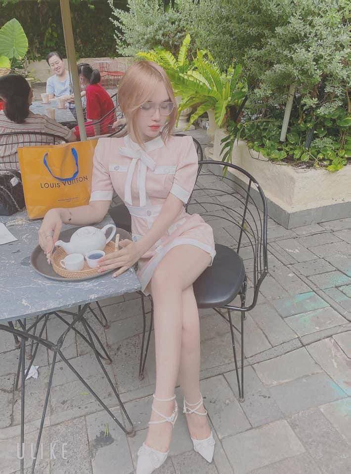 Cô gái dịu dàng hổ trắng không lông quan hệ với âm hộ dịu dàng ở góc nhìn siêu gần, góc nhìn thứ nhất đâm vào âm hộ, dịu dàng và ướt át, quay từ dưới lên trên